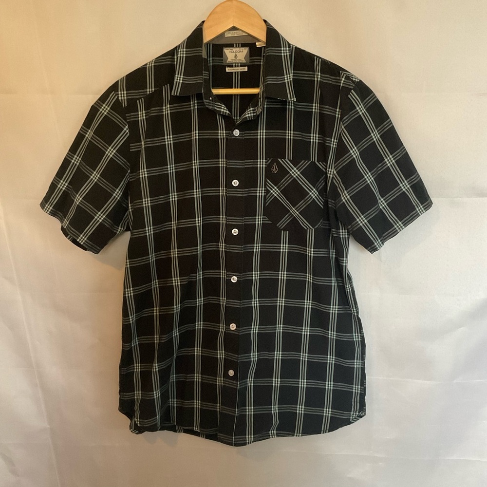 Volcom Corpo Class Classic Fit Short Sleeve Plaid Button Down Shirt